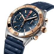 Dettaglio del cinturino in caucciù blu e fibbia pieghevole in acciaio dell’orologio Breitling Chronomat B01 42.